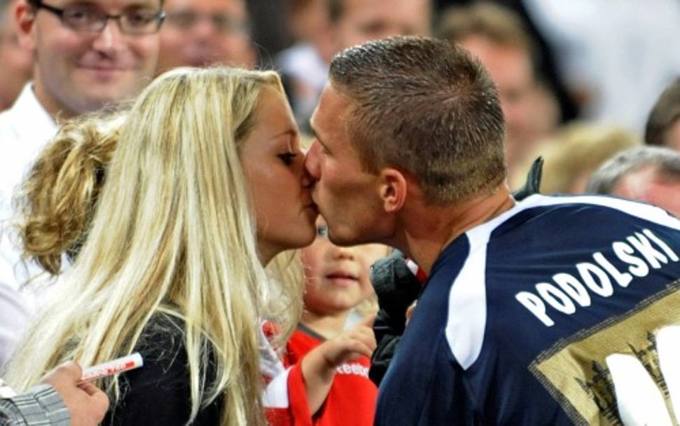 Un bacio allo stadio tra Monika e Podolski. Facebook